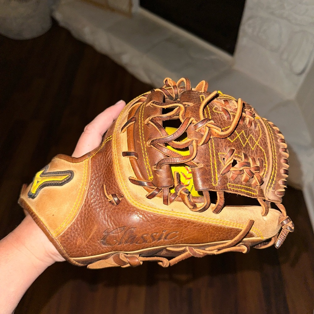 Mizuno Softball 12 in GCF 1200F1